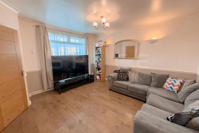 85, Rossington Avenue, Borehamwood photo 2