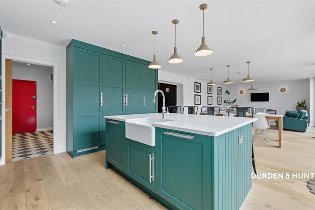 2 The Warren Drive, London photo 2