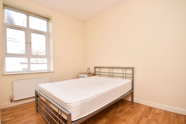 Flat 2,, 63 Balham High Road, London photo 3
