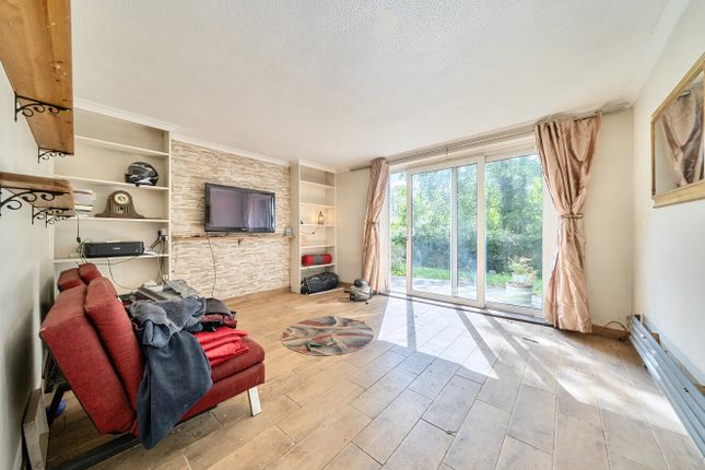 21, Paddock Close, Dartford photo 3
