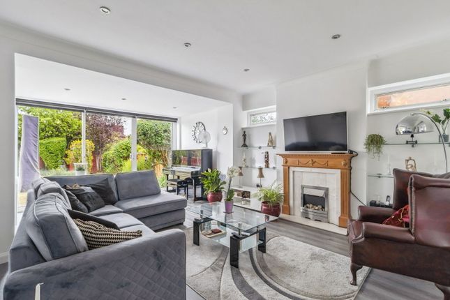 17, Winchester Drive, Pinner photo 2