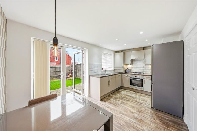33, Halcrow Avenue, Dartford photo 4