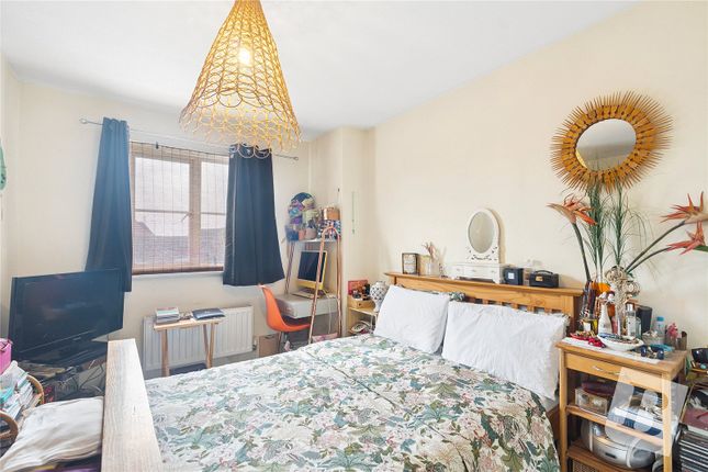 9, Madeline Close, Chadwell Heath photo 4