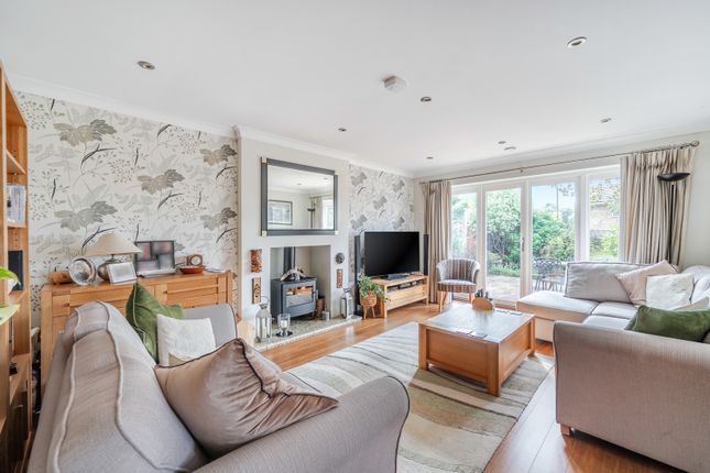 2, Crabtree Lane, Leatherhead photo 2