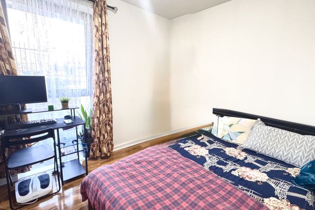 3, Daubenton House, Southall photo 4
