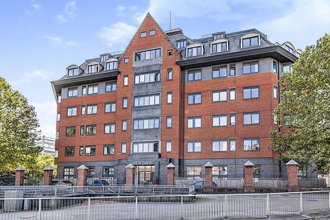 Flat for sale in Wellington Street, Slough