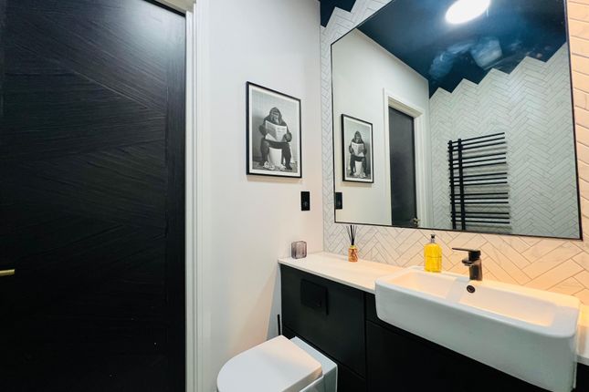 Flat 18 , High Road, London photo 4