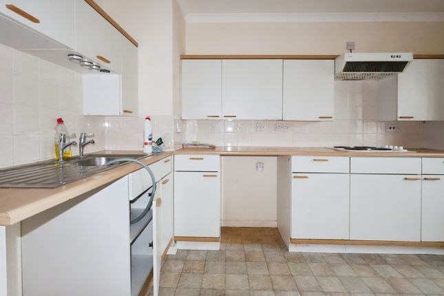 28, Regal Court, Bancroft, Hitchin photo 3