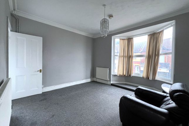 Flat to rent in Dallow Road, Luton