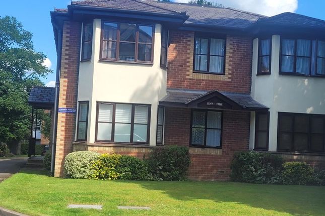 Flat to rent in Woking, Surrey