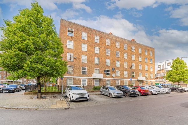 Flat for sale in Stamford Hill, London