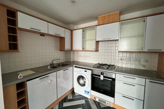 Flat 46, Barnshaw House, Coxhill Way, Aylesbury photo 2