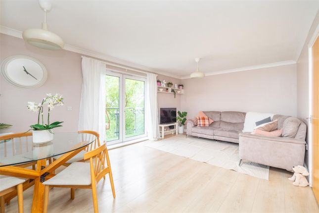 Thumbnail Flat for sale in Cleeve Way, Sutton