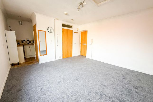 108, The Lodge, Hall Crescent, Holland-On-Sea photo 2