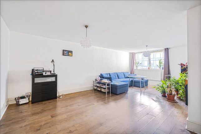 Flat to rent in Upper Ground, Waterloo, London