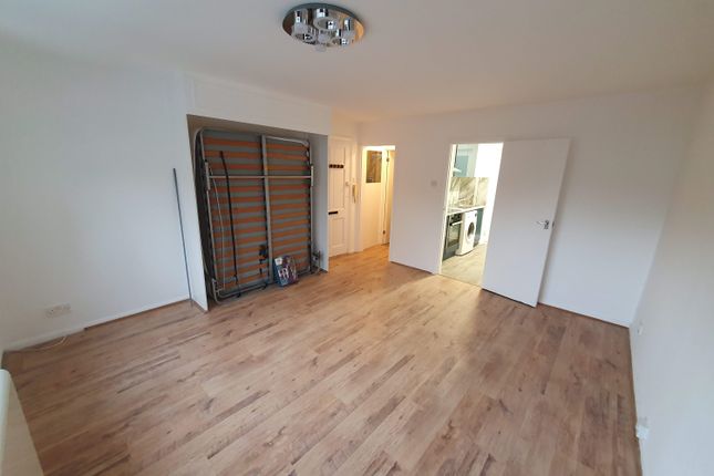 Studio to rent in Chestnut Row, Finchley