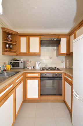 Bridge Court, WEYBRIDGE photo 4