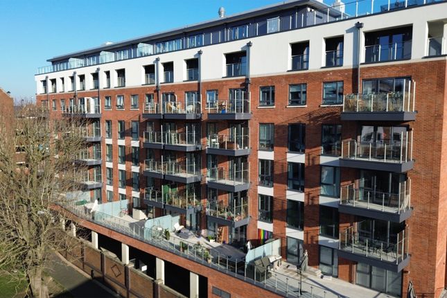 Flat to rent in Waterside Court, The Colonnade, Maidenhead, Berkshire