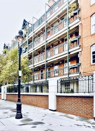 Flat to rent in Martlett Court, London