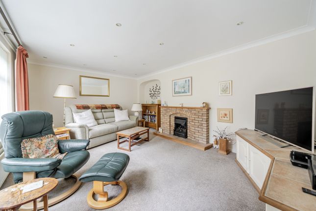 2, Hall Close, Leeds photo 4
