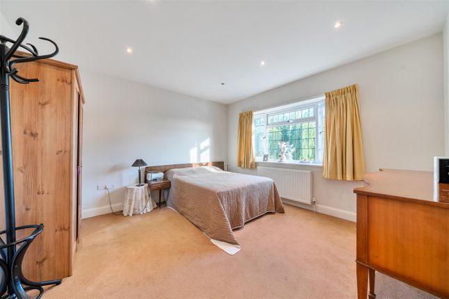 128, Oxhawth Crescent, Bromley photo 4
