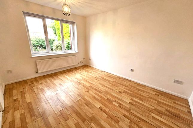 33, Herons Court, Nottingham photo 2