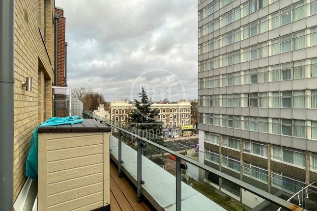 Flat to rent in Ravilious House, King Street, London
