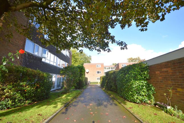 32e Norris Hill Drive, Stockport photo 4