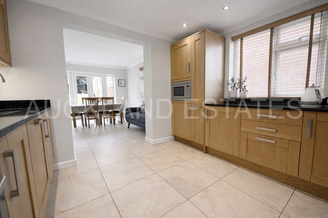 4, Robert Close, Potters Bar photo 4