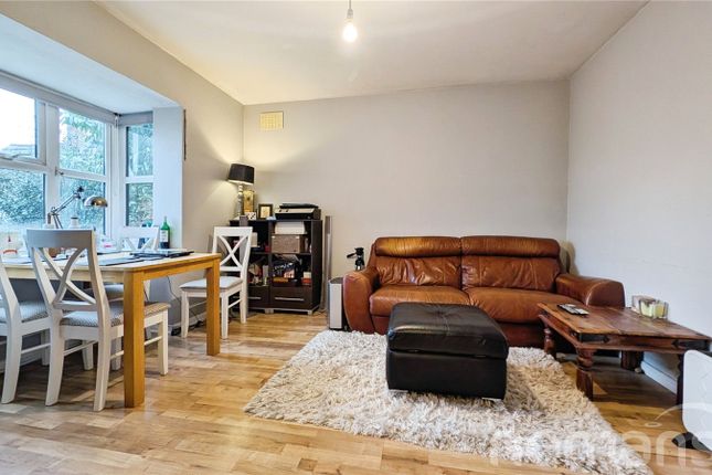 Flat 4, Caesars Court,, Bethel Lane, Surrey photo 2