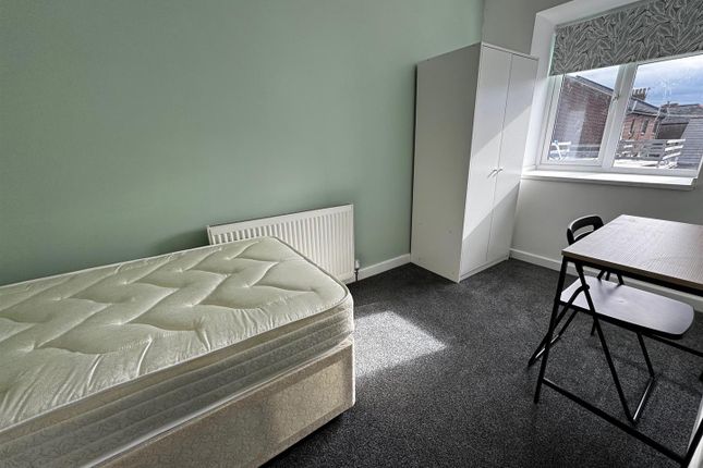 Room to rent in Newcastle Terrace, Framwellgate Moor, Durham