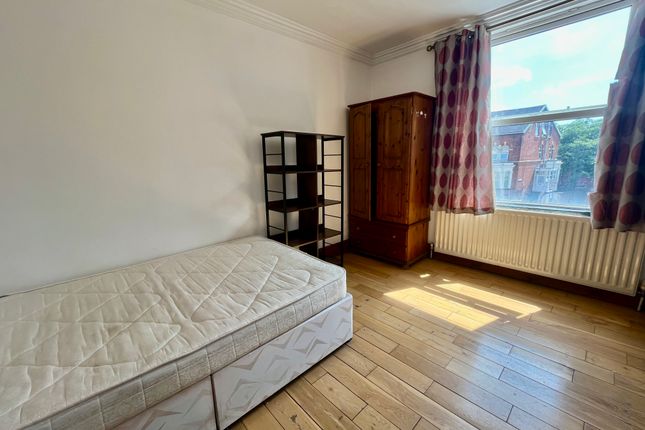 72a, LEEDS photo 3