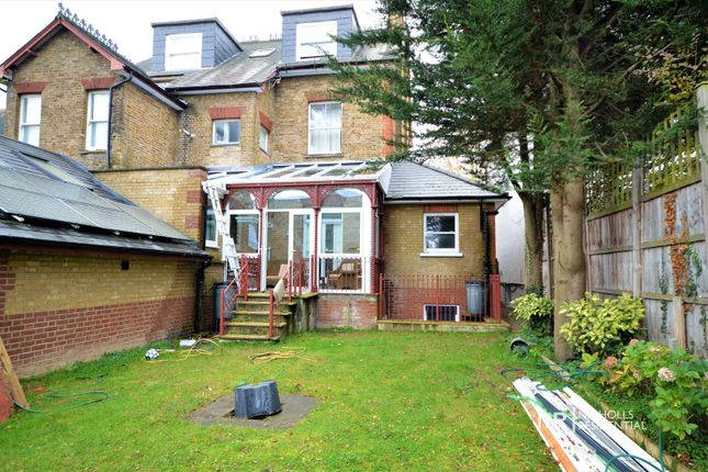 Flat to rent in Worple Road, Epsom, Surrey.