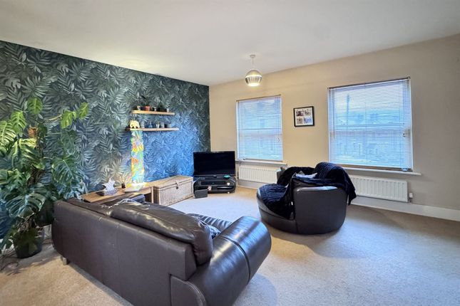 16 Ewart Court, Glossop photo 3