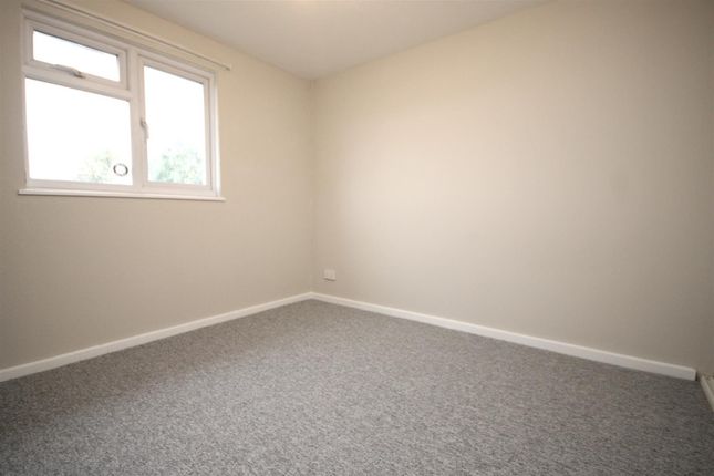 77, Rowan Close, Surrey photo 4