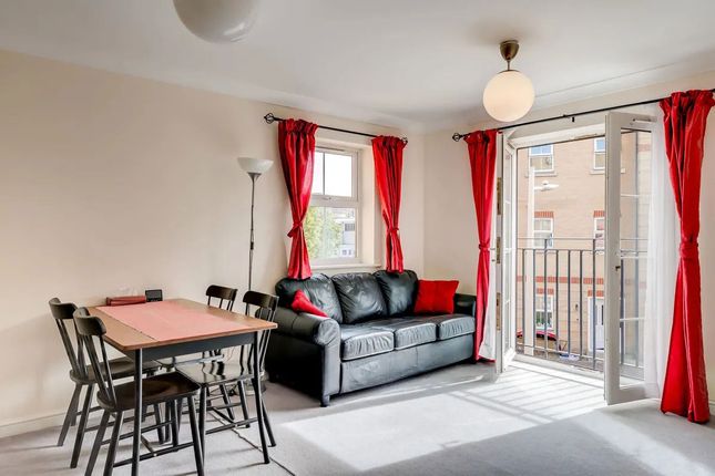 Flat 7 De Havilland Square, Piper Way, Ilford photo 4