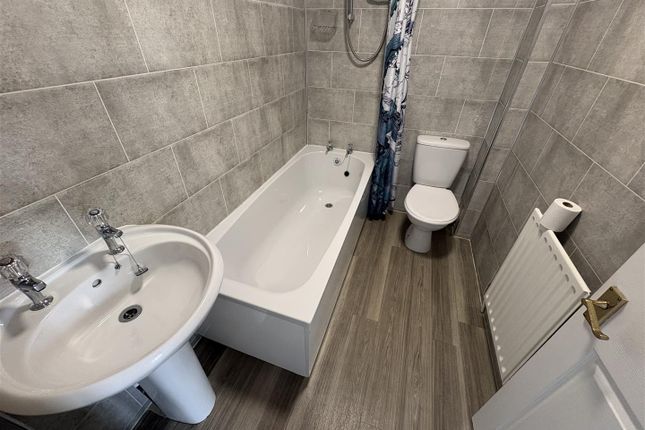 8, Longfield Court, Heckmondwike photo 3
