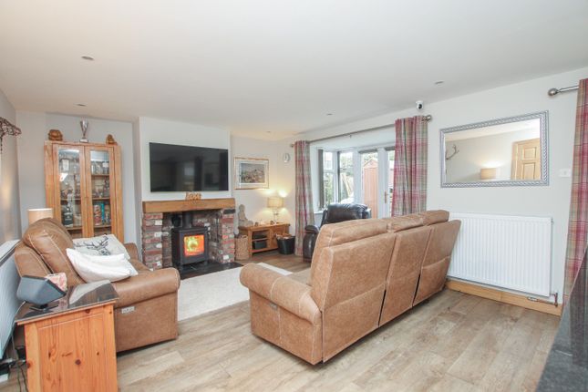 12 Warwick Close, Saxilby, Lincolnshire photo 2