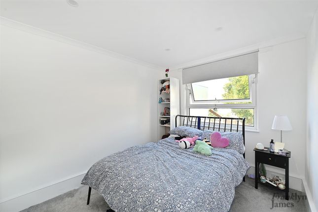 7, Barleycorn Way, London photo 4
