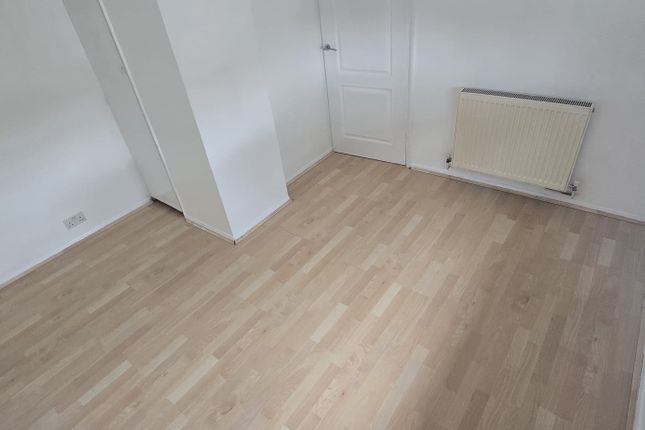 14 Woodward Gardens, Dagenham photo 2