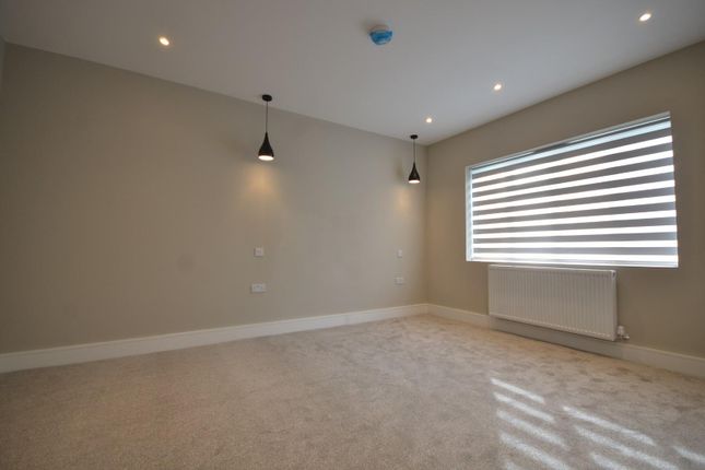 Flat to rent in Lawns Court, The Avenue, Wembley