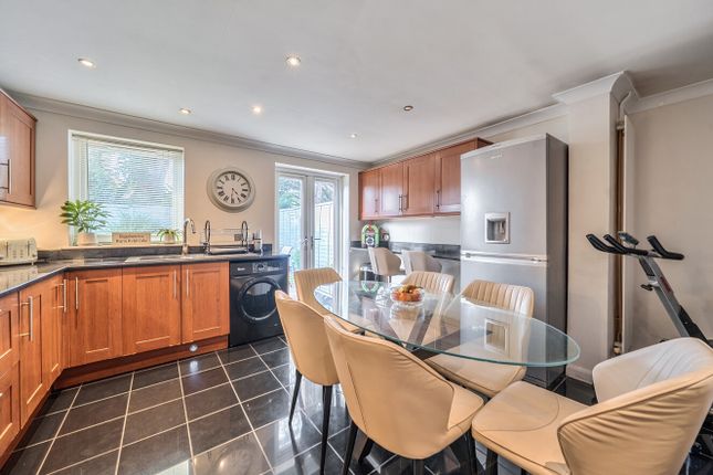 7, Gaskell Close, Alton photo 3