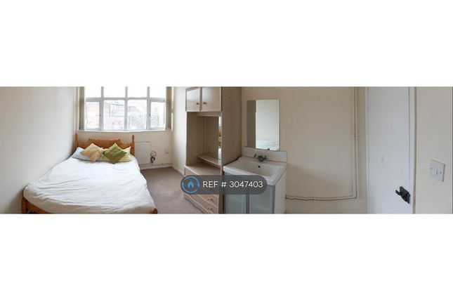 St Floor Flat  John Street, Luton photo 3