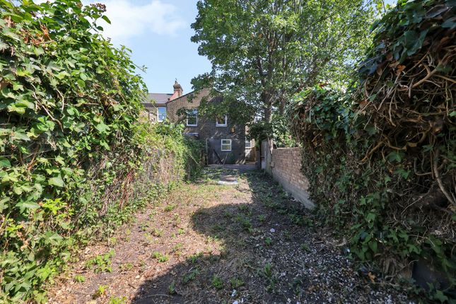 2 Minet Gardens, London photo 2