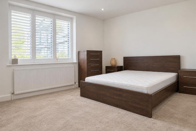 Flat 13, Opus Court, Bay Tree Avenue, Leatherhead photo 4