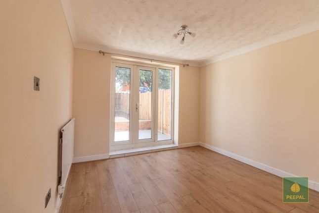8, Longfield Close, Farnborough photo 3