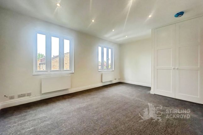 10, Elder Close, Surrey photo 3