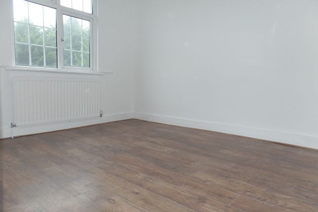 Thumbnail Flat to rent in Wood End Green Road, Hayes, Middlesex