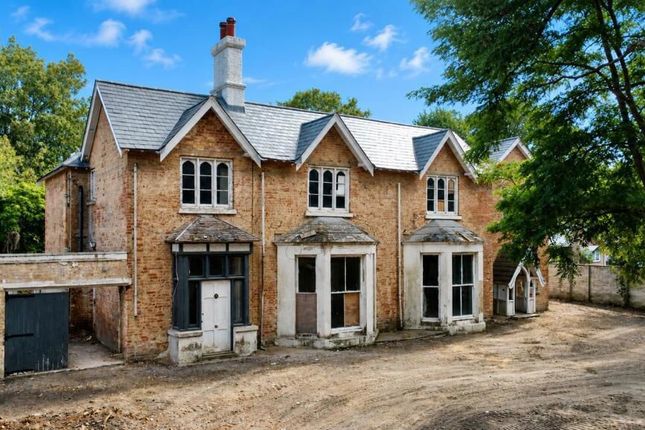 8-bed house on 101, London Road, Camberley, £720,000
