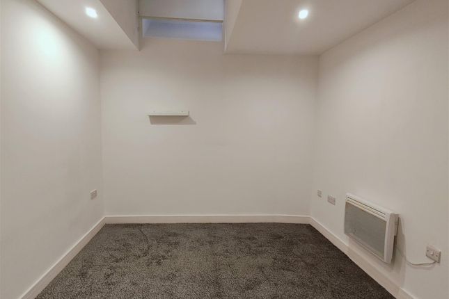 FLAT 4, 63 Vicar Lane, Bradford photo 5